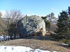 The glacial erratic of Peyre-Ossel placed on a lateral moraine