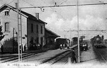le bâtiment voyageurs, les voies et quais, un train à vapeur, après l'électrification de la ligne.