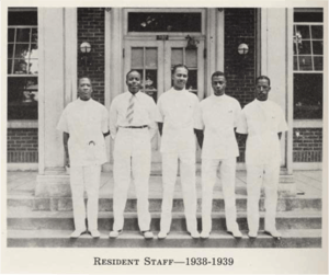 Medical residents posing in front of the hospital.